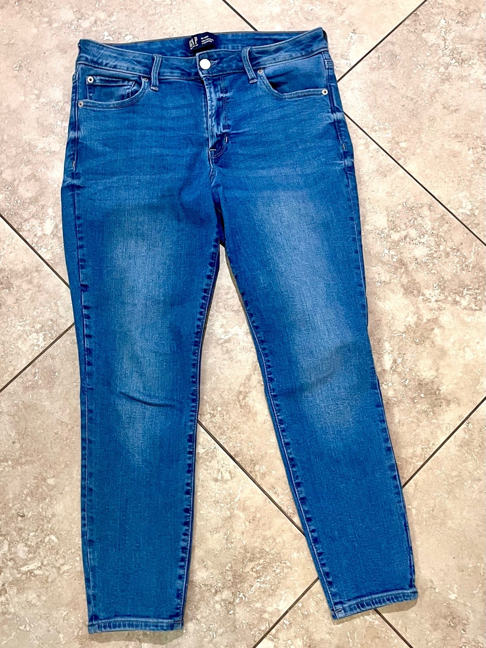 GAP Women's Skinny Jeans in Medium Blue Wash
